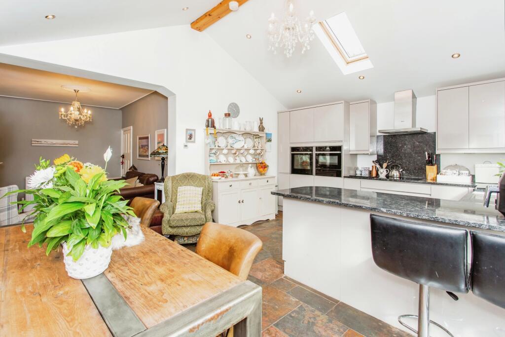 kitchen/dining area