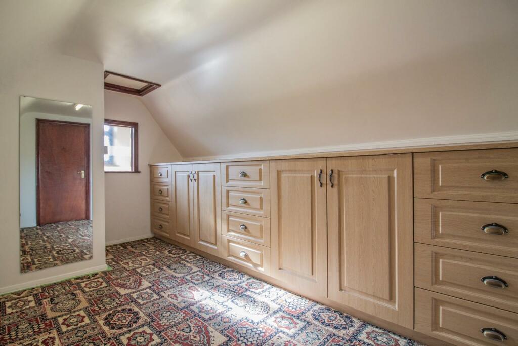 Clamp Farm Barn Cottage [Dressing Room Storage] 01