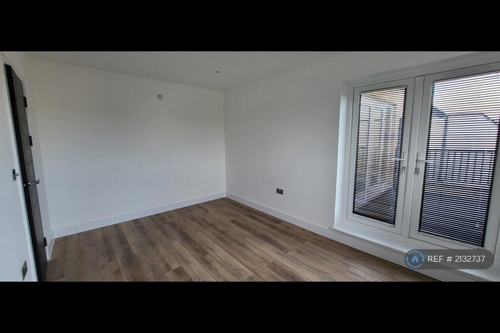 Flat 6b - Master Bedroom