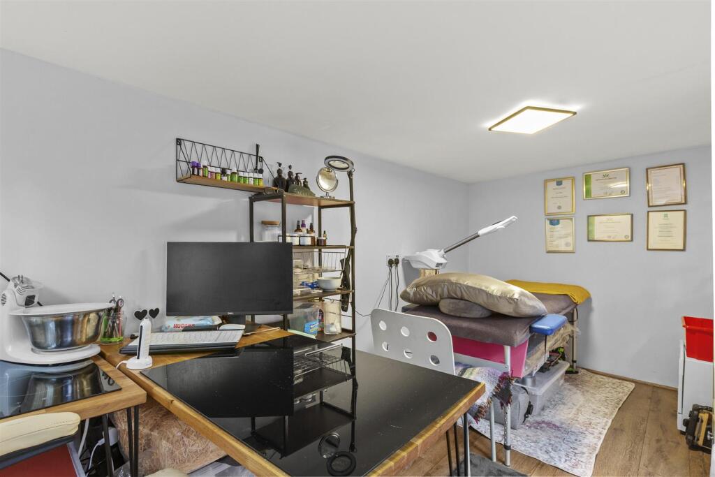 20 Davies Court, Carrington Rd, HP12 3JF-12.jpg