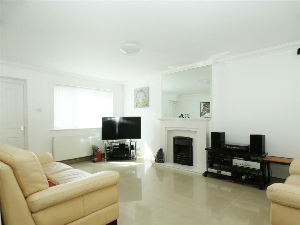 Lounge/Dining Room