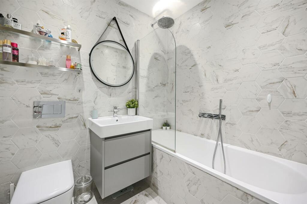 BCHJ - Flat 15, Mersey Court - Bathroom (4).jpg