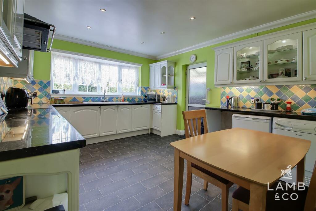 KITCHEN/DINING ROOM