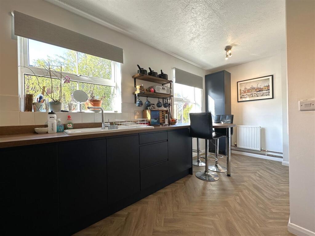 Well-Appointed Dining Kitchen 981