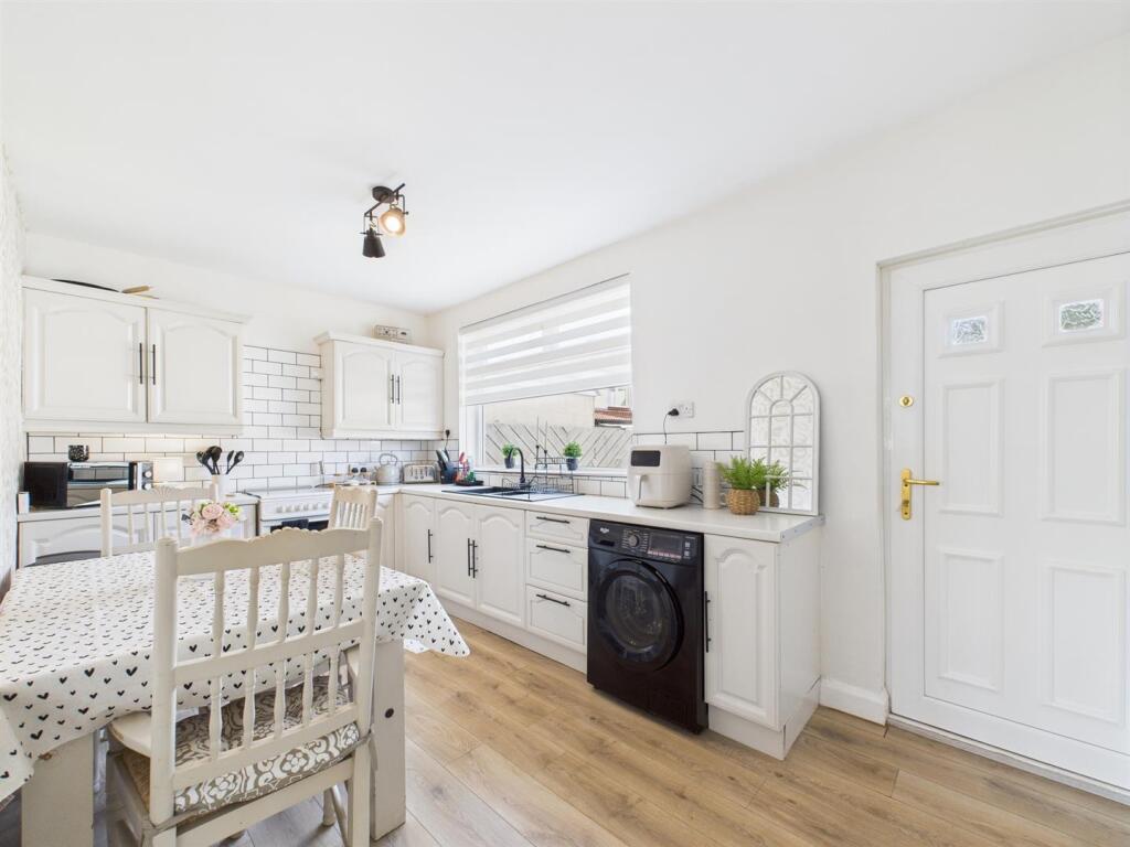 Kitchen 1.jpg