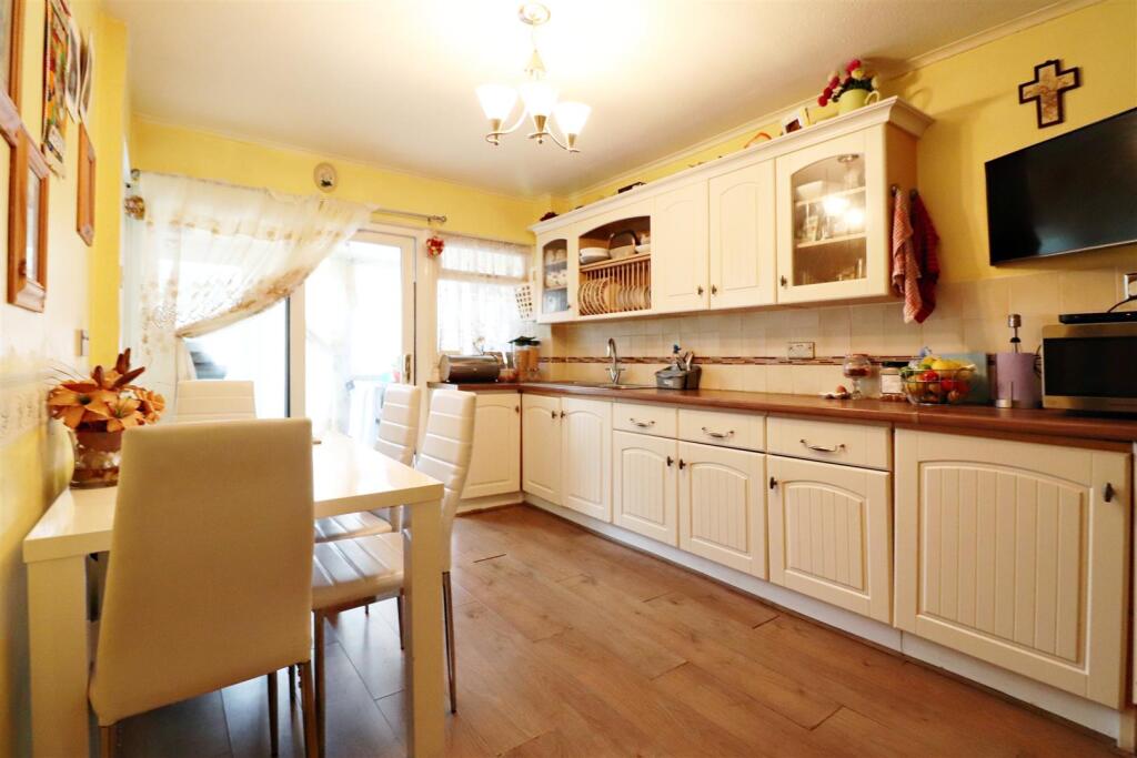 Kitchen / Dining Roo