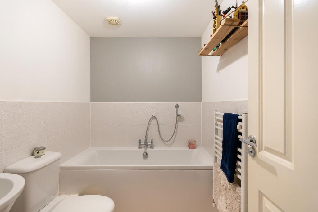 0T3RAN - Bathroom B.jpg
