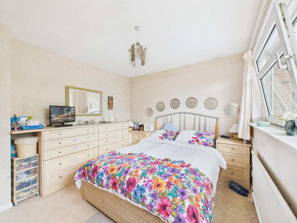 CAM02909G0-PR0484-STILL036