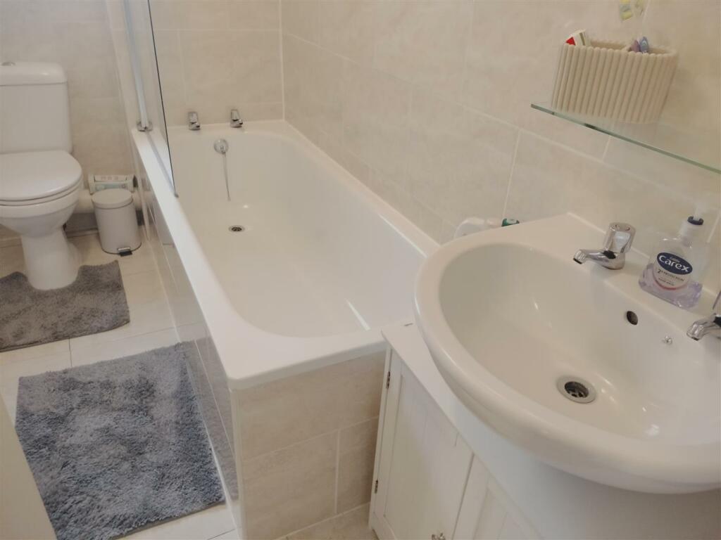 9 cae nant goch bathroom.jpg