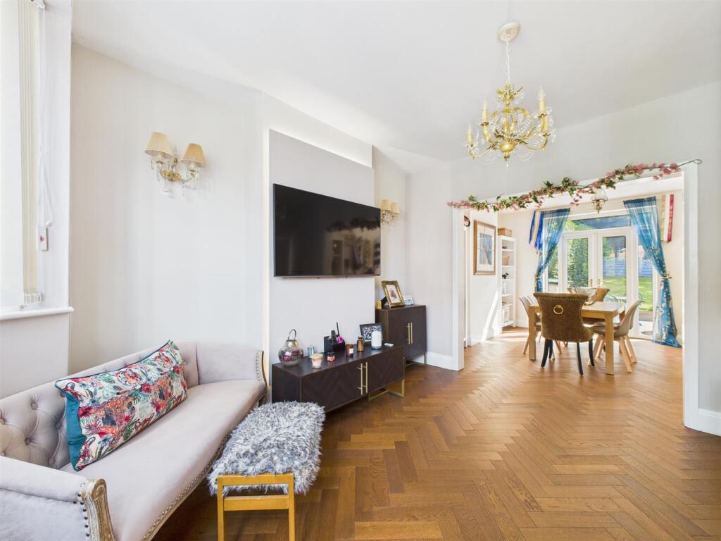 Lounge/Dining Room