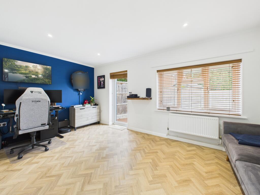 CAM02119G0-PR0471-STILL012