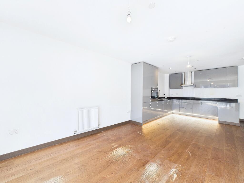 CAM01909G0-PR0315-STILL001