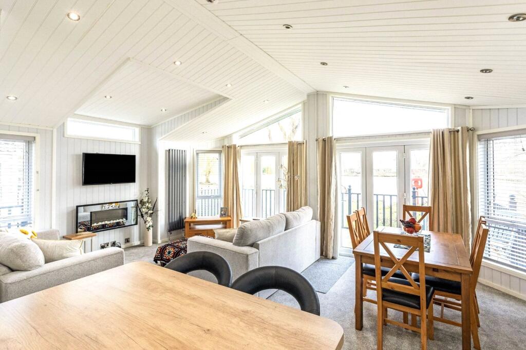 Lounge /Kitchen/ Din
