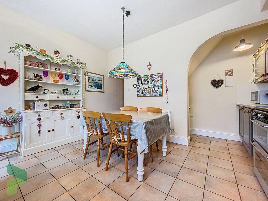 Fitted Dining Kit...