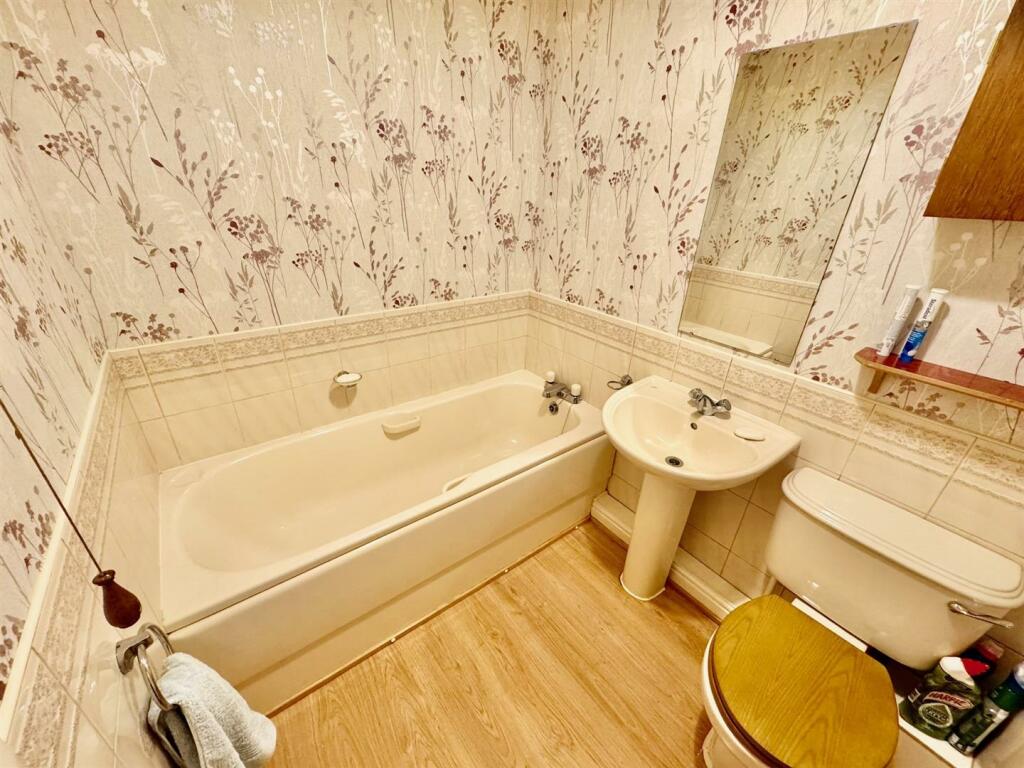 Bathroom 2.jpg