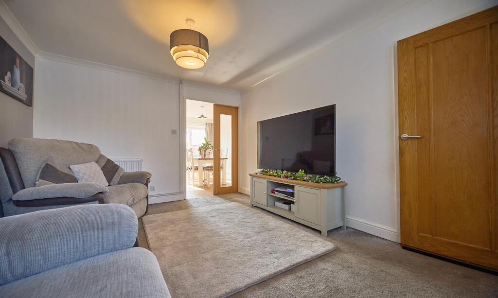 FRONT LOUNGE