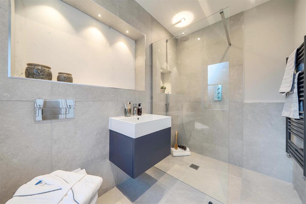 2 Truman Place Guest bedroom En Suite.jpg