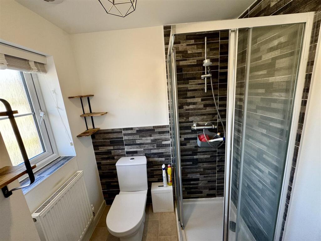 EN-SUITE SHOWER ROOM
