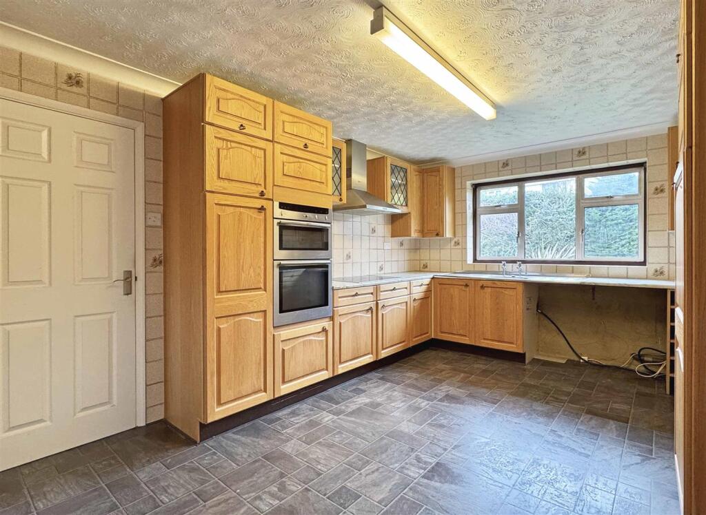 Kitchen b.jpg