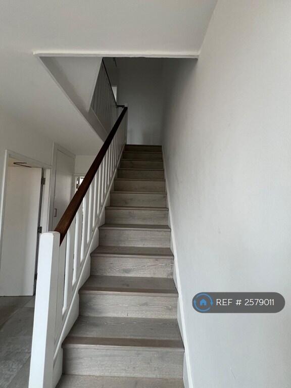 Stairs Up To 3 Bedrooms And Bathrooms