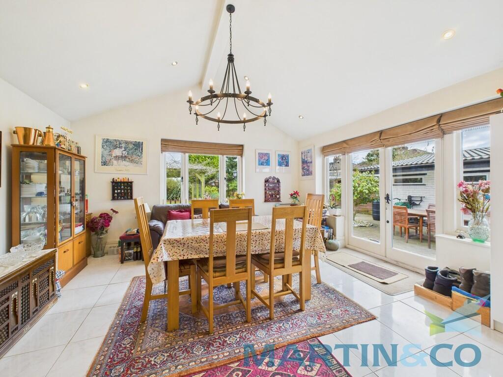 CAM01870G0-PR0161...