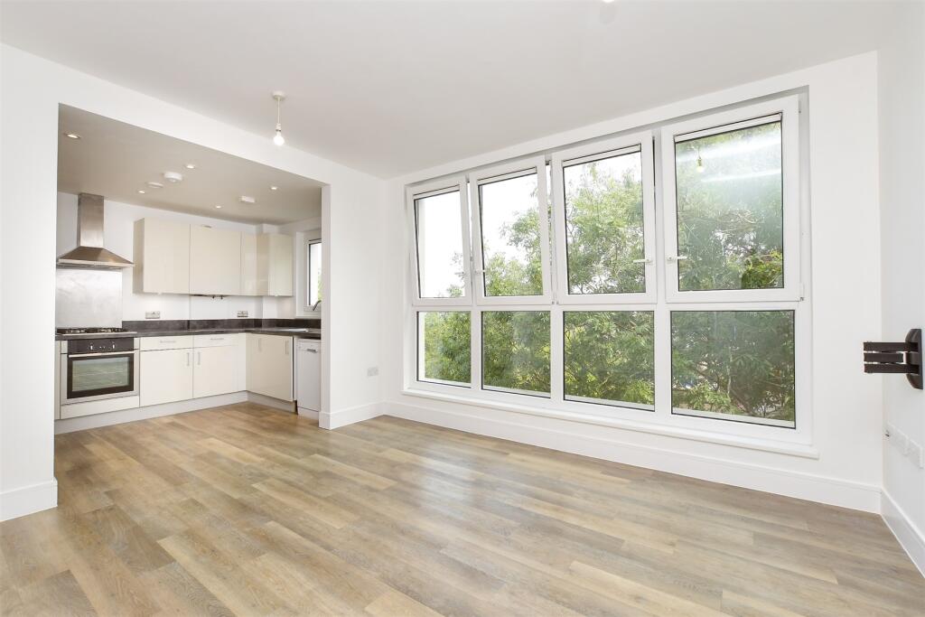 Lounge/Dining Area