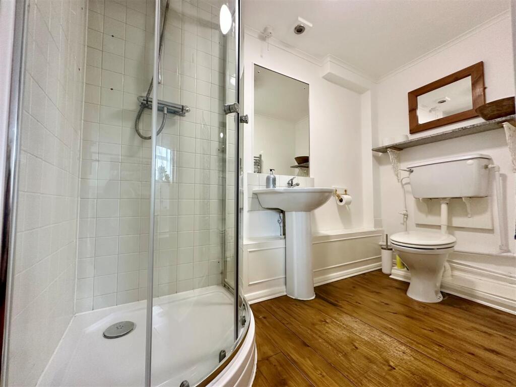 Annexe Shower Room.jpg