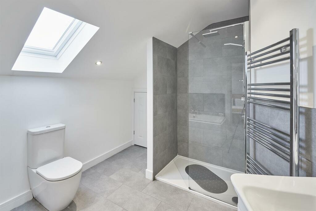 bathroom 2.jpg
