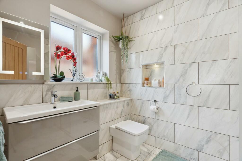 downstairs en suite.jpg