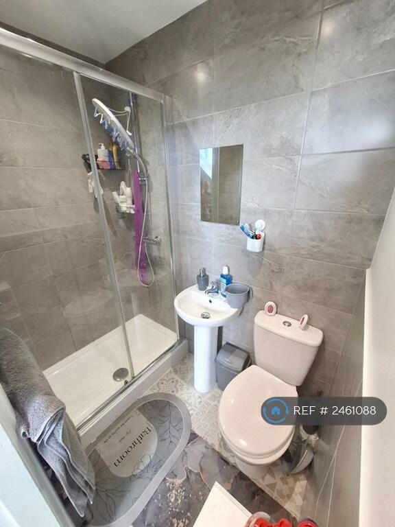 Room 6's En-Suite