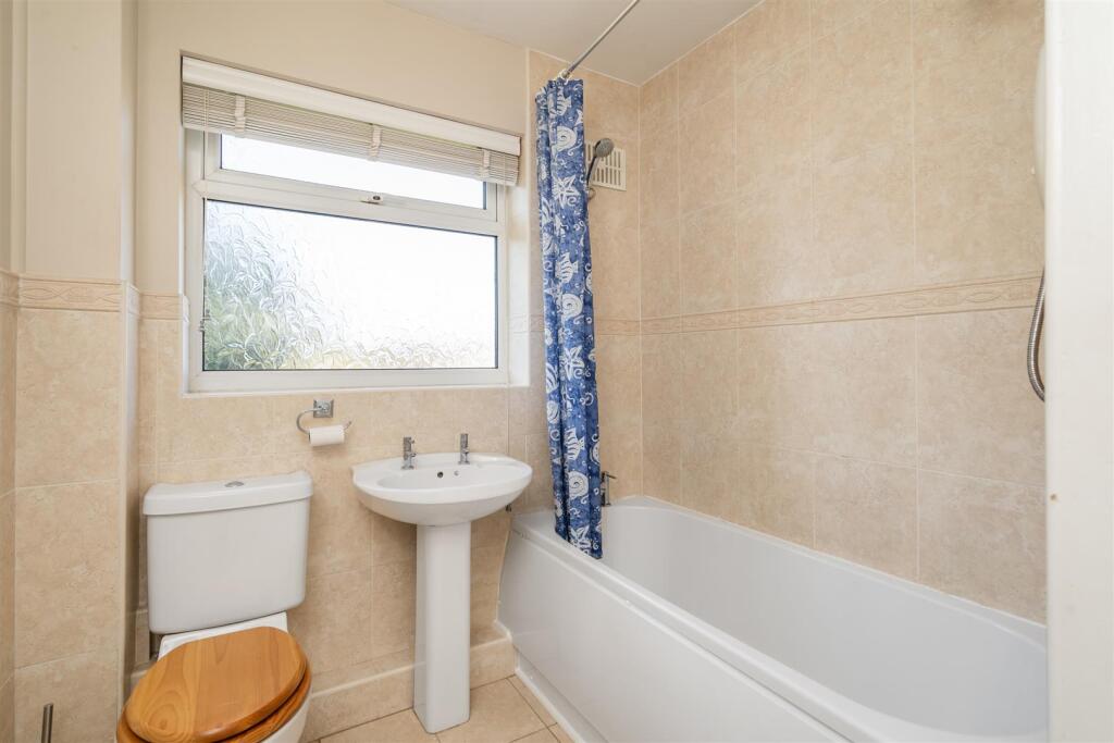 10 Milton Close_3.jpg