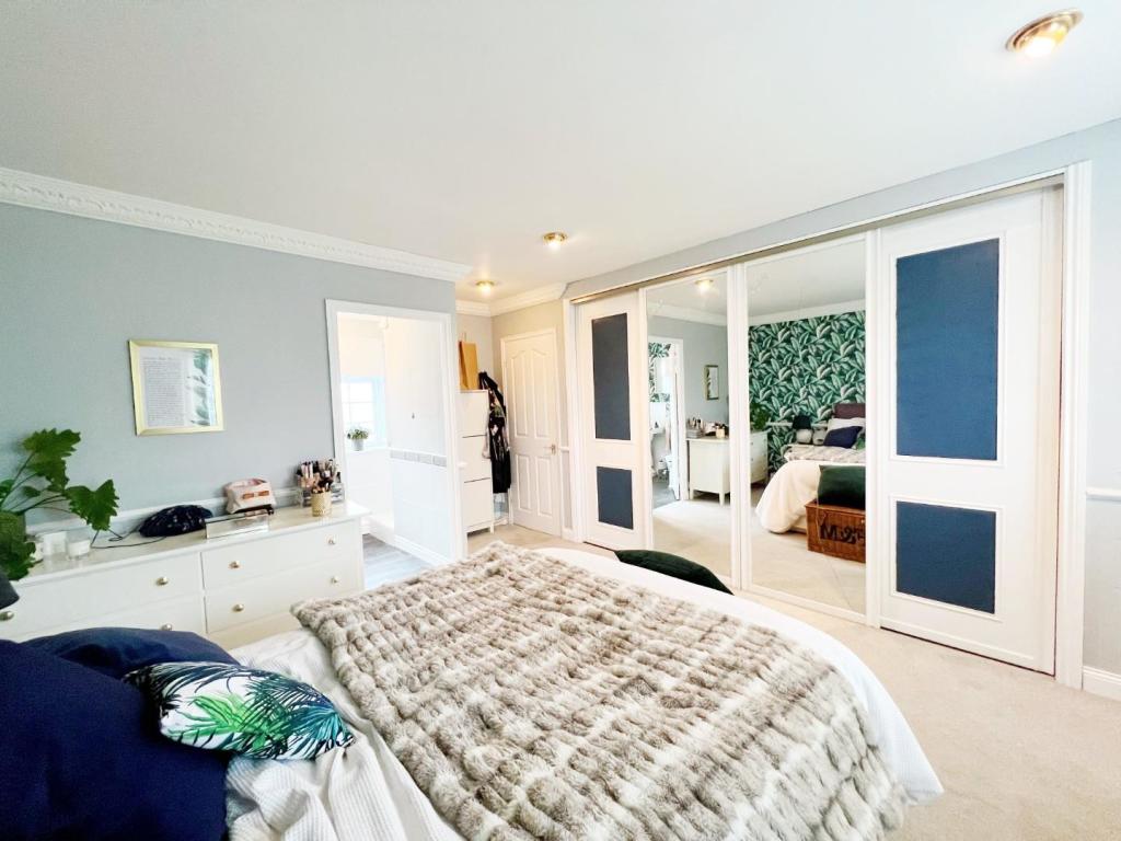 Bedroom 1 pic 3.jpg