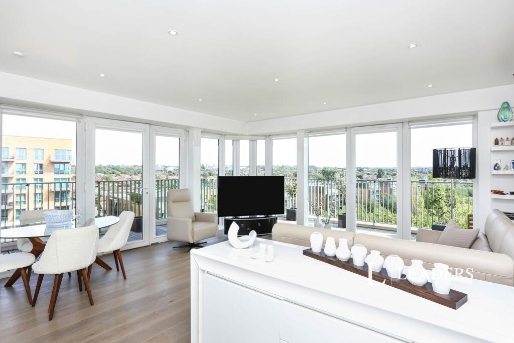 Sitting Room / Dining Area