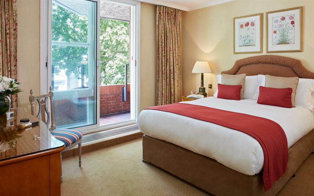 cheval-thorney-court-executive-2-bed-bedroom-02.jp