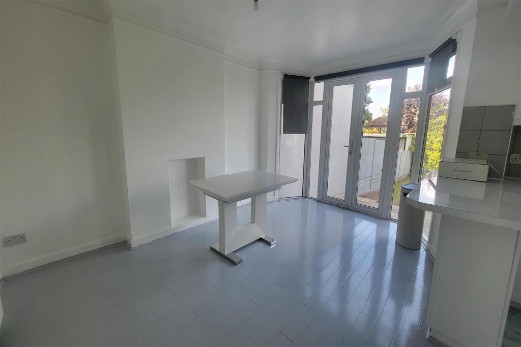 REAR RECEPTION ROOM: PIC 1: