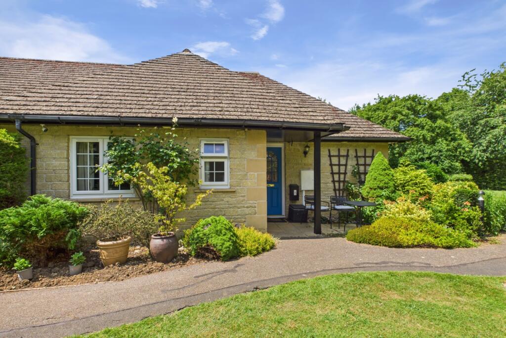 View of property from the front