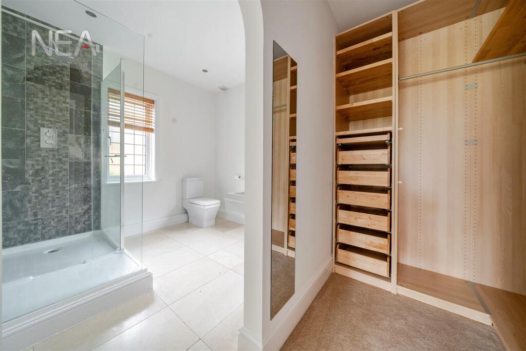 Bed One En suite