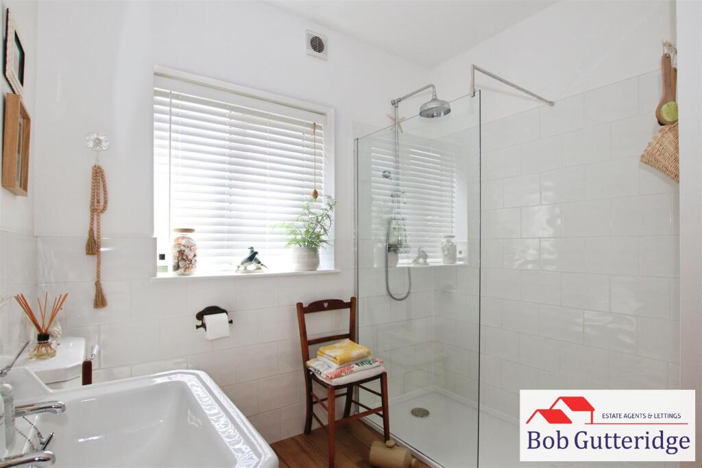 GROUND FLOOR SHOWER ROOM