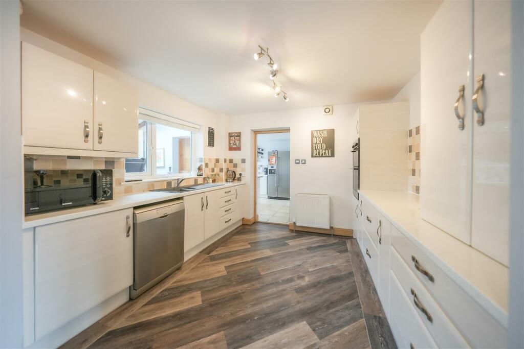 BREAKFASTING KITCHEN