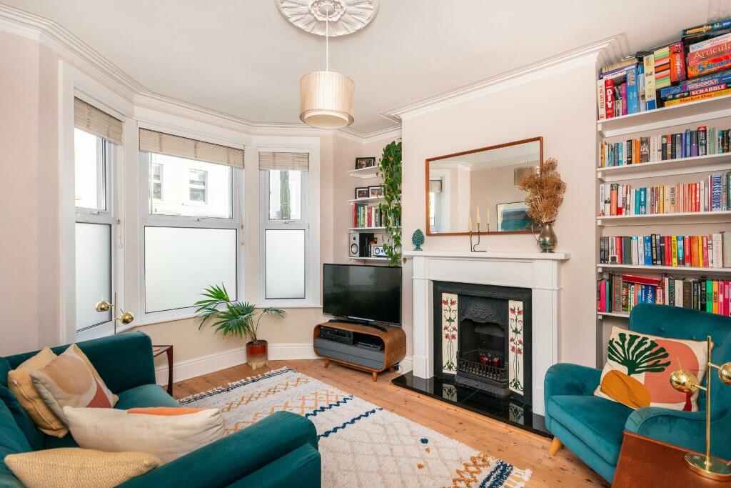 8O6RHD - Living Room E.jpg