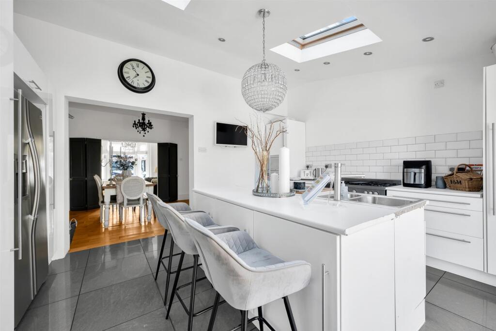 KITCHEN AND BREAKFAST ROOM