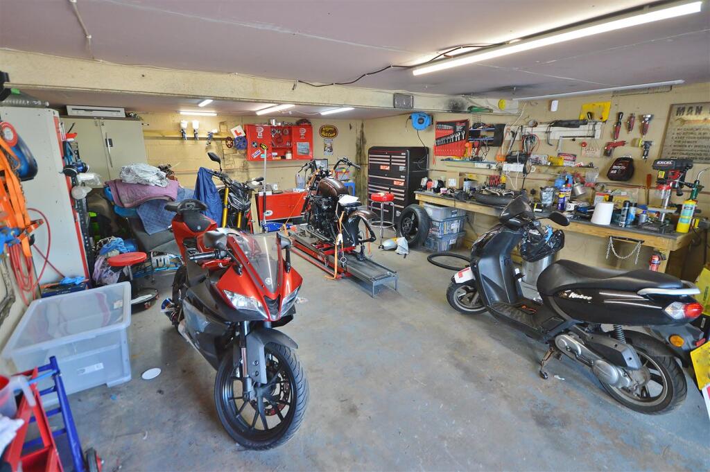 DOUBLE GARAGE