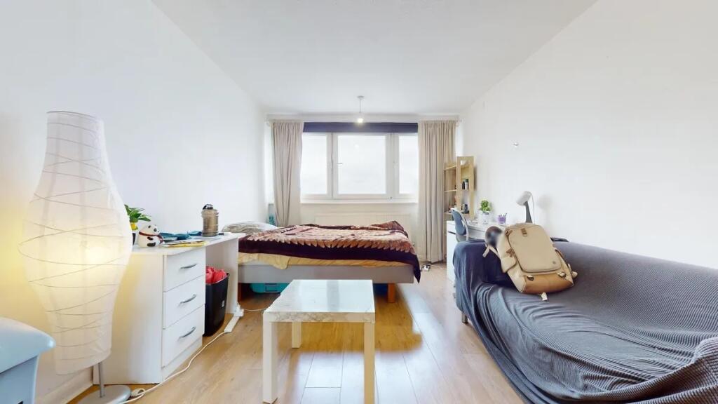 Bright and tidy single bedroom featuring a comf...