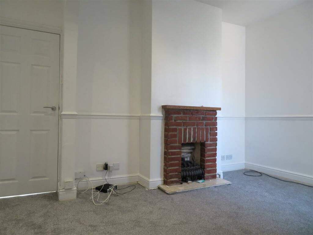 137 Newcome Lounge4.JPG