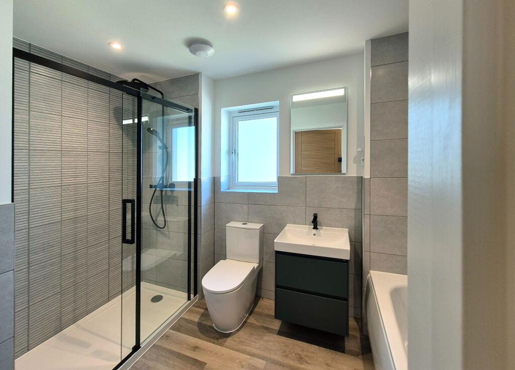 Family Bathroom with Shower