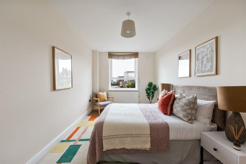 Eastwood Close, E18