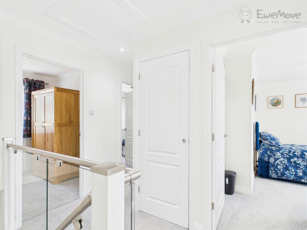 CAM03640G0-PR0054-STILL037