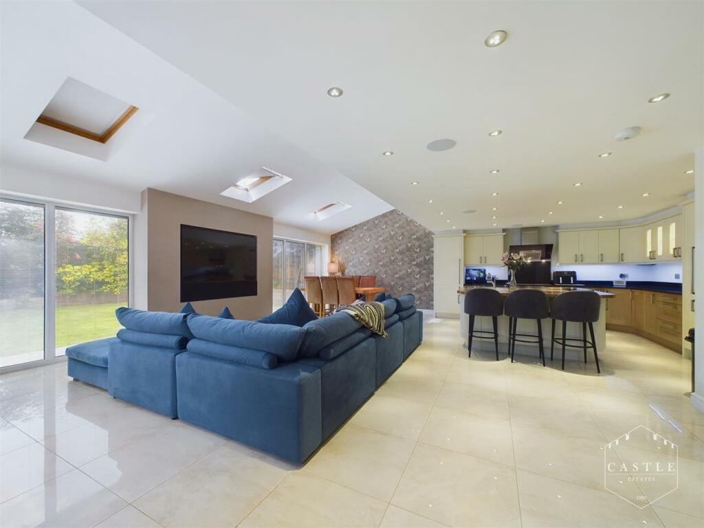 STUNNING OPEN PLAN LIVING KITCHEN
