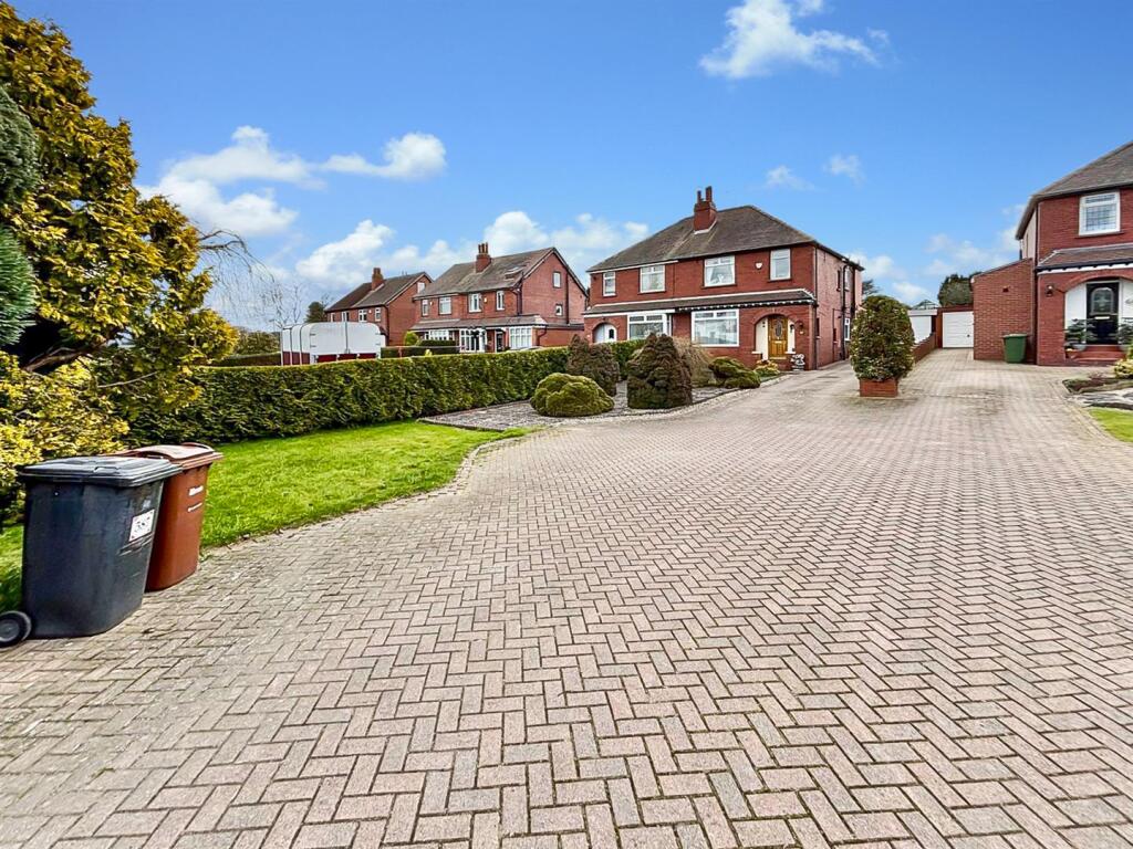 Off Street Parking &amp; Single Garage: