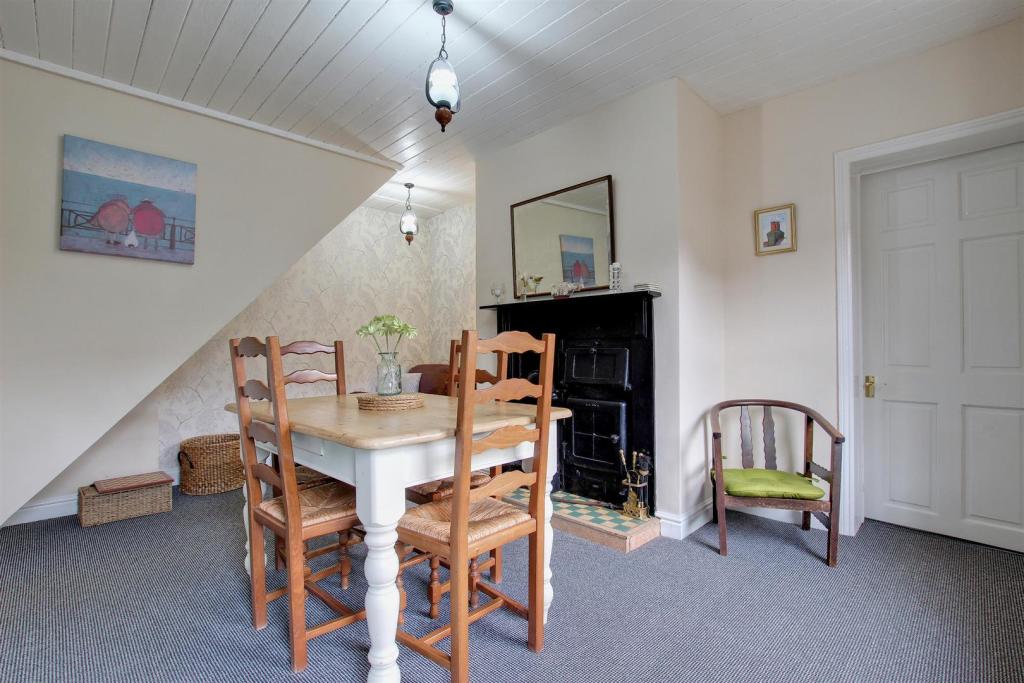 LIVING / DINING ROOM